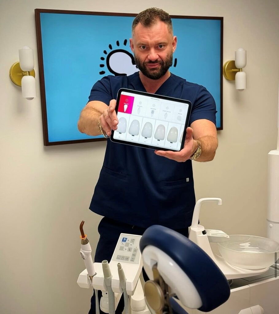 Protetyk Tomasz Kupryś pokazujący implanty zęba w klinice Kupryś Dental Clinic w Warszawie