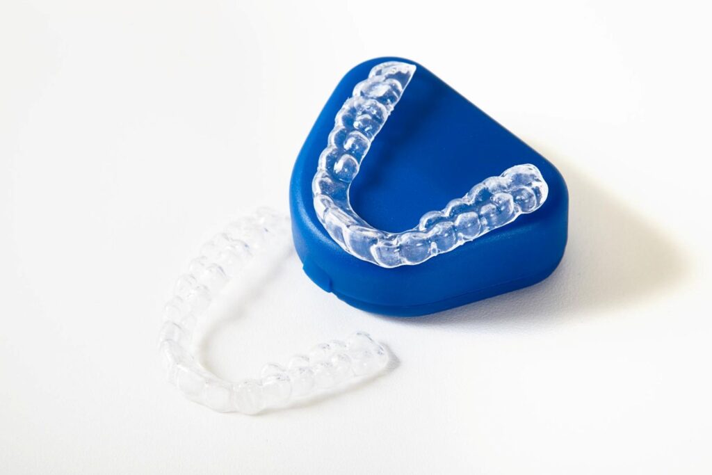 Przezroczysty wyjmowany aparat nakładkowy na zęby invisalign