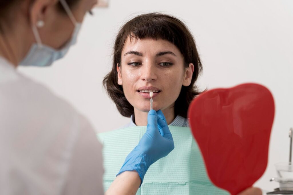 Proces przymiarki koloru licówek w gabinecie stomatologicznym