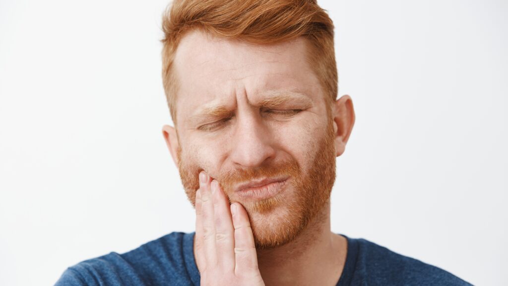 Na zdjęciu ból zęba pod koroną przy nagryzaniu.