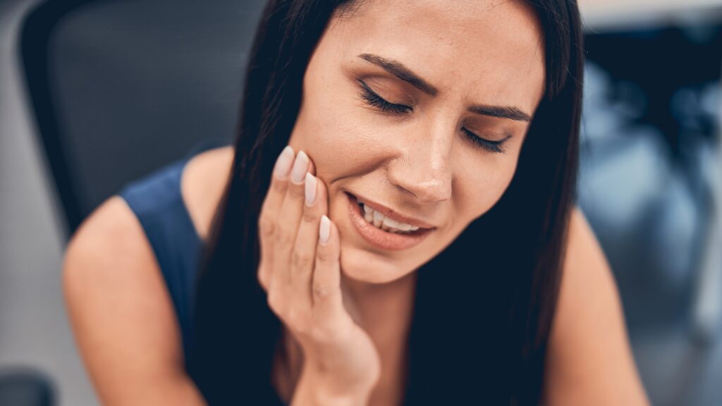 Na zdjęciu kobieta cierpiąca na bruksizm.