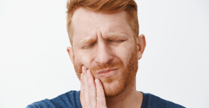 Na zdjęciu ból zęba pod koroną przy nagryzaniu.