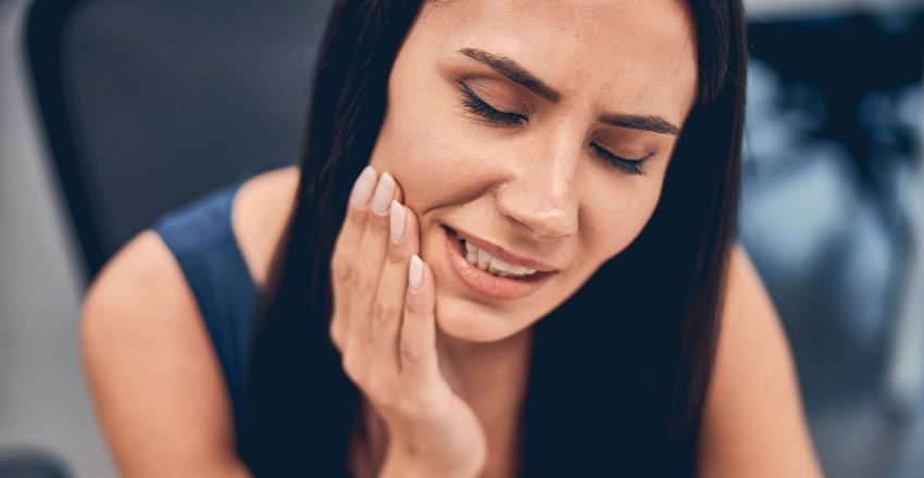 Na zdjęciu kobieta cierpiąca na bruksizm.