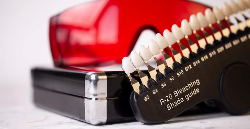 Gama bieli licówek przedstawiona na tle sprzętu stomatologicznego