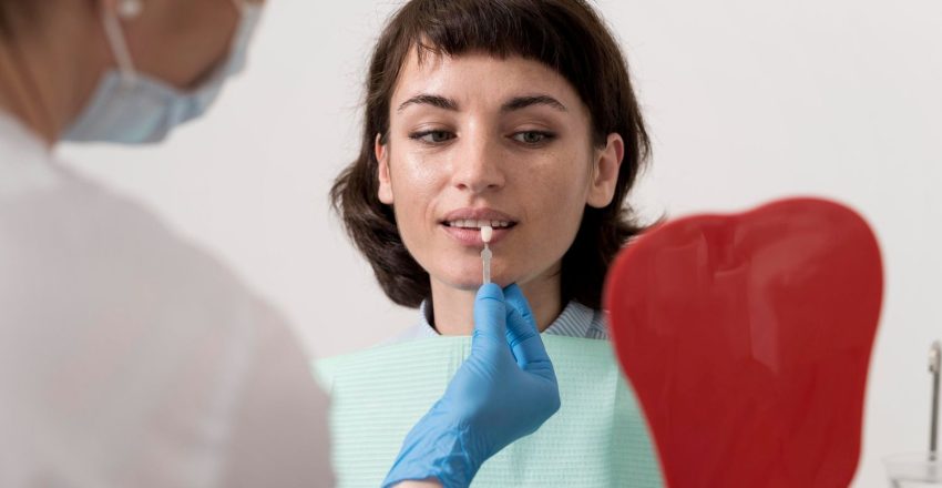 Proces przymiarki koloru licówek w gabinecie stomatologicznym