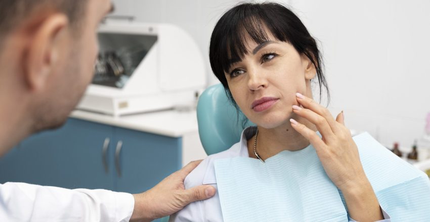 Na zdjęciu konsultacja, zanim zostanie wykonane podniesienie dna zatoki szczękowej.